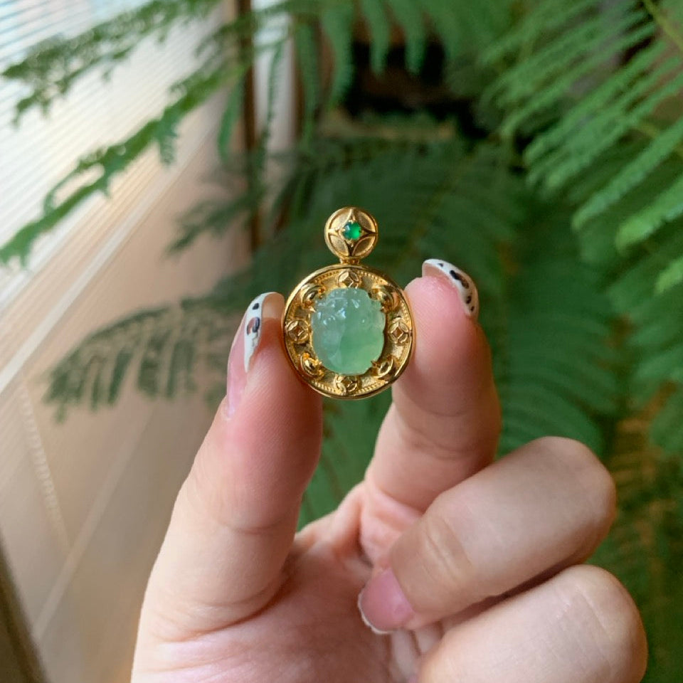 "Live" 18K Yellow Gold Custom Icy Green Toad Gold Setting