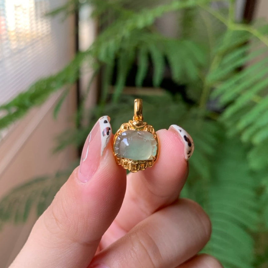 "Live" 18K Yellow Gold Custom Icy Green Crab Gold Setting