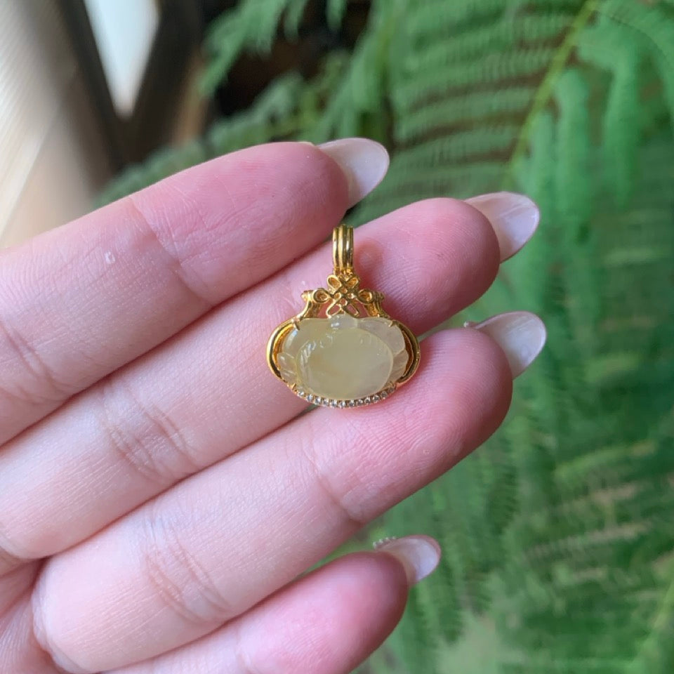 "Live" 18k Yellow Gold Custom Crab Pendant Gold Setting