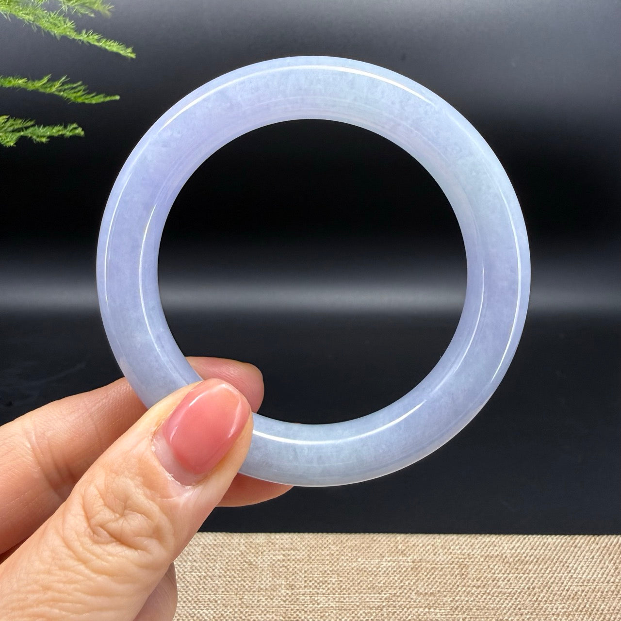 The bangle shape of the round.The bangle color is deep lavender.