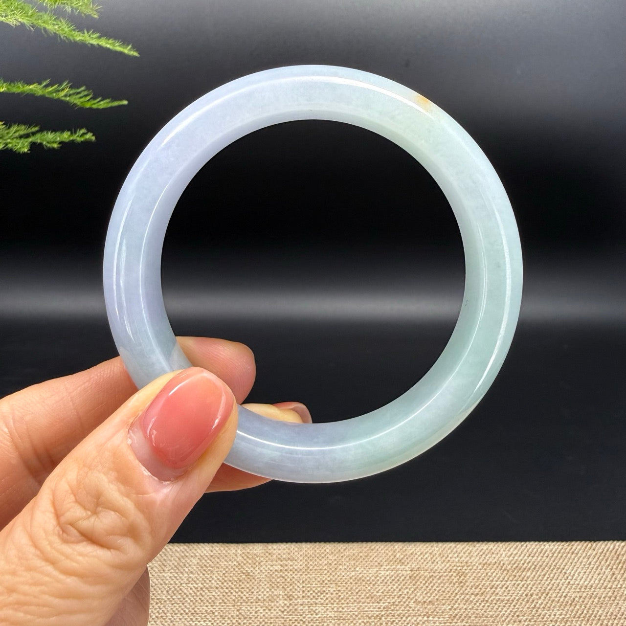 The bangle shape of the half round.The bangle color is lavender green and some sajin.