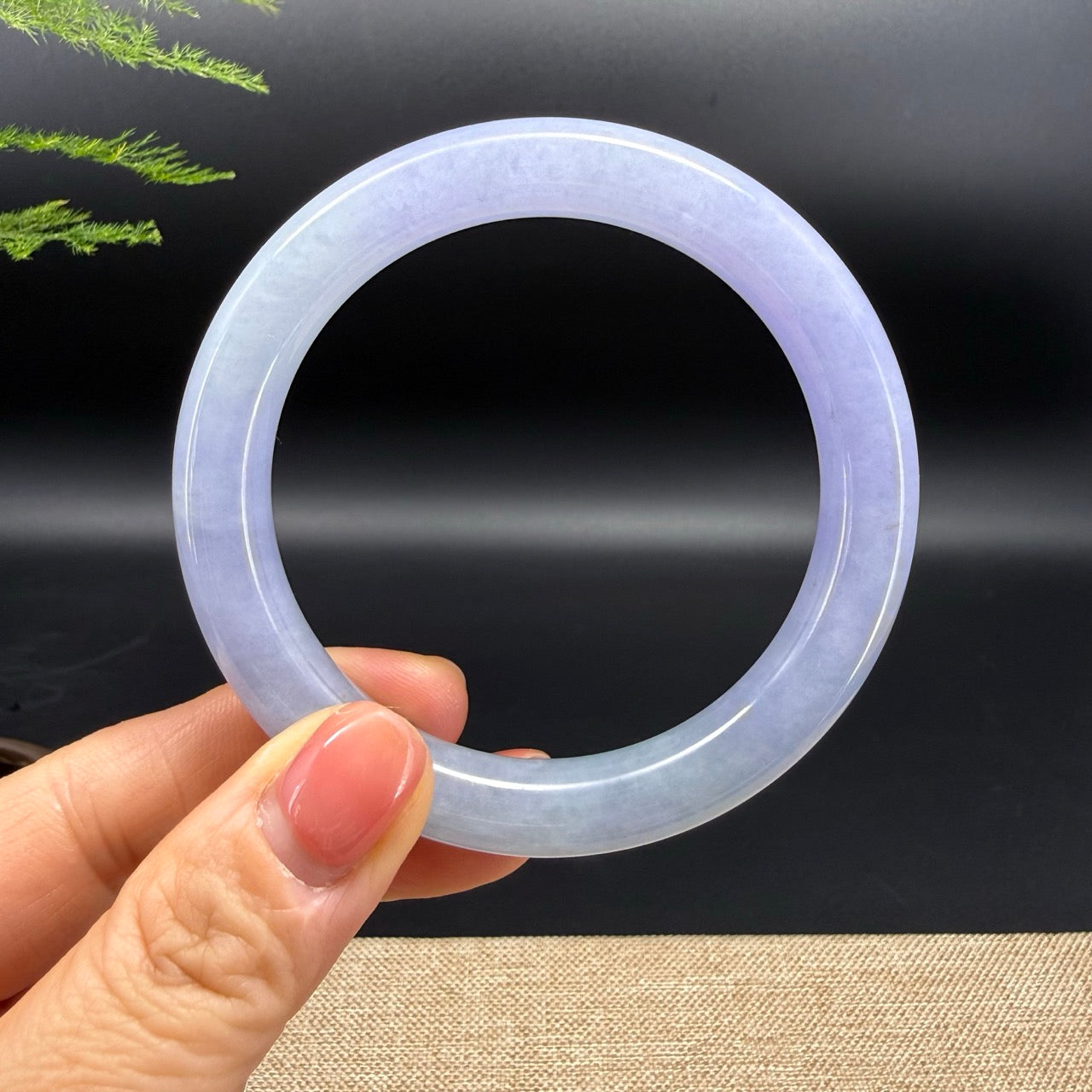 The bangle shape of the round.The bangle color is deep lavender.