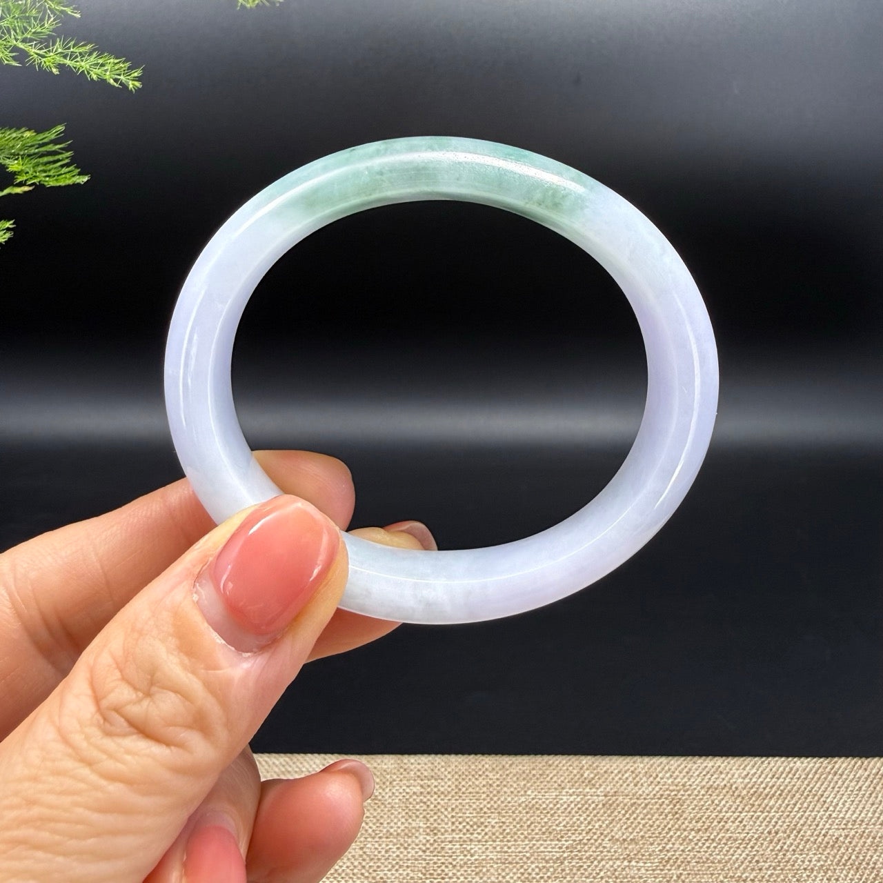 The bangle shape of the oval half round.The bangle color is pink green.
