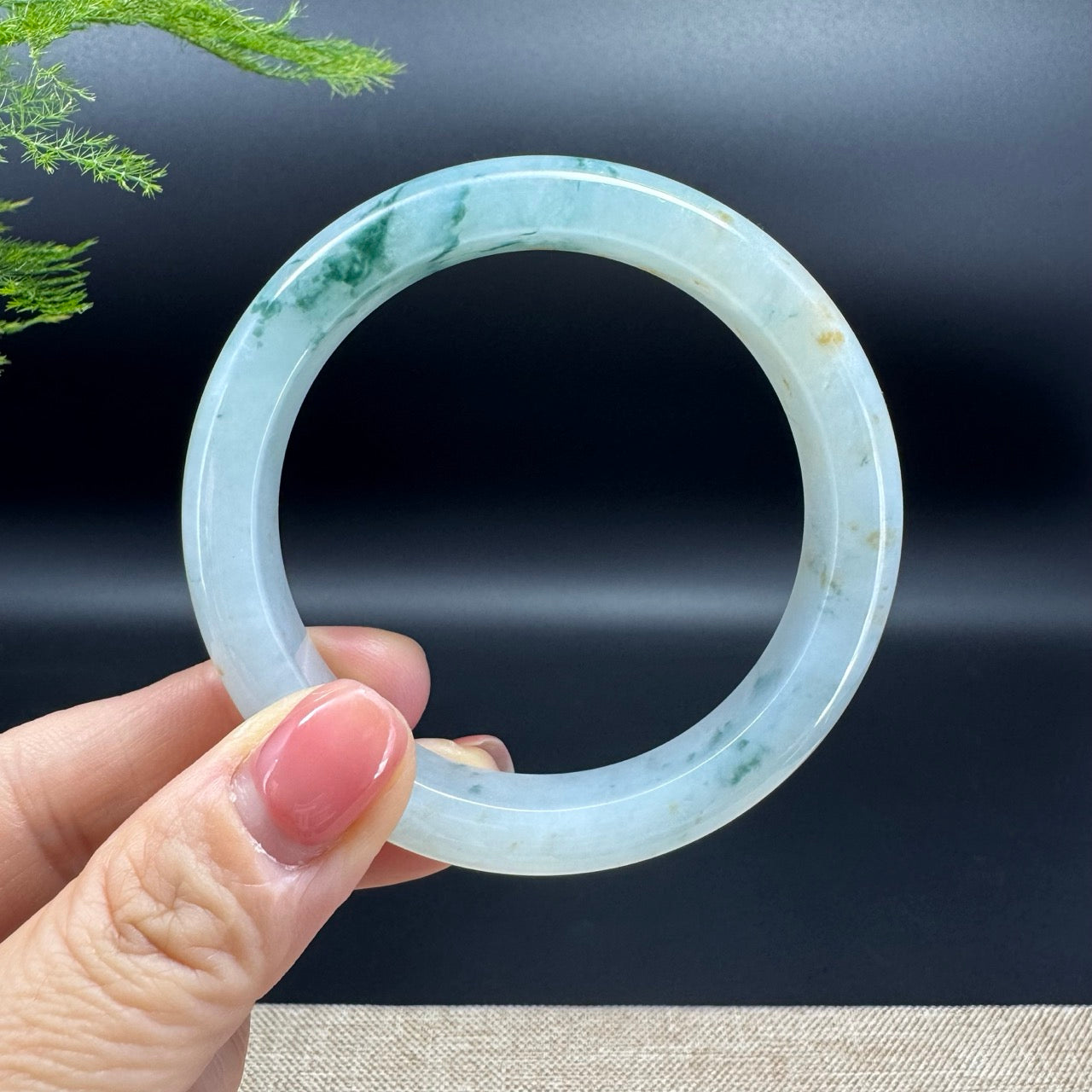 The bangle shape of the half round.The bangle color is icy blue flower and some sajin.