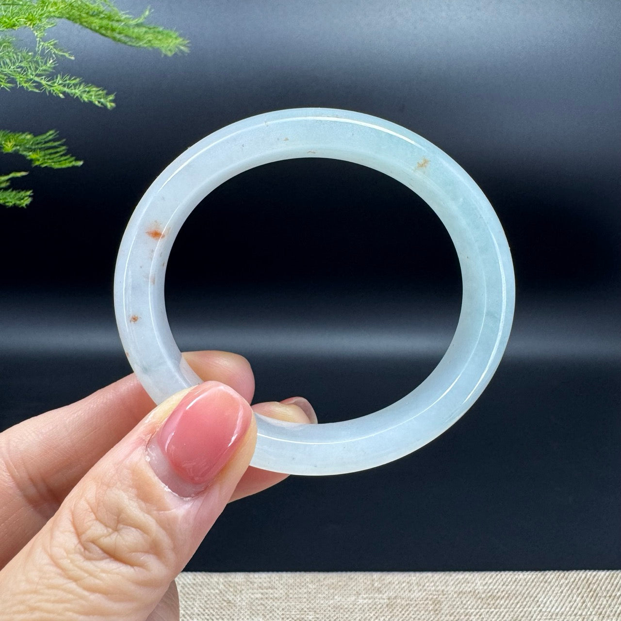 The bangle shape of the half round.The bangle color is icy green and some sajin.
