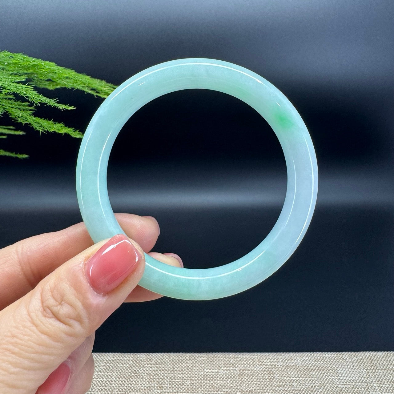 The bangle shape of the round.The bangle color is white green.