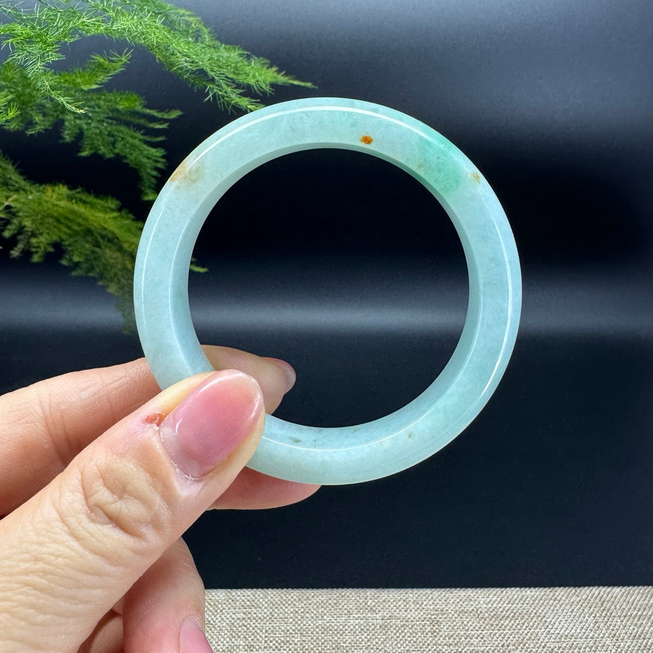 The bangle shape of the half round.The bangle color is apple green and some sajin.