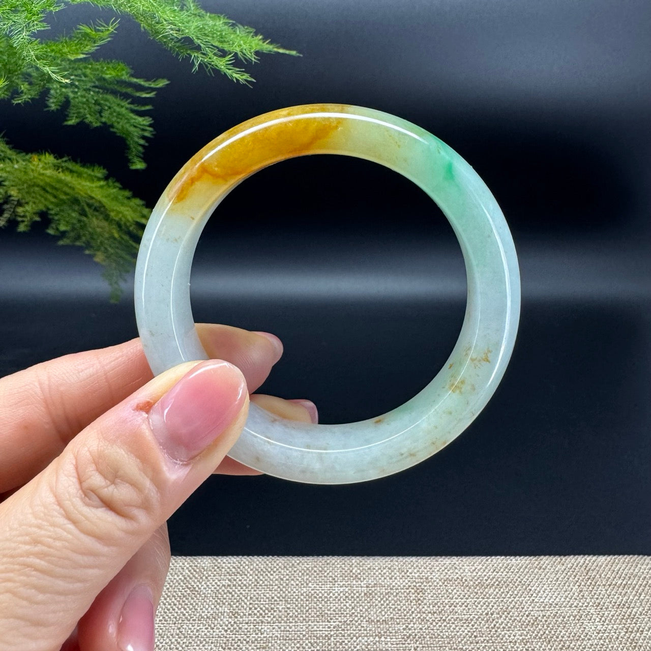 The bangle shape of the half round.The bangle color is yellow spicy green and some sajin.