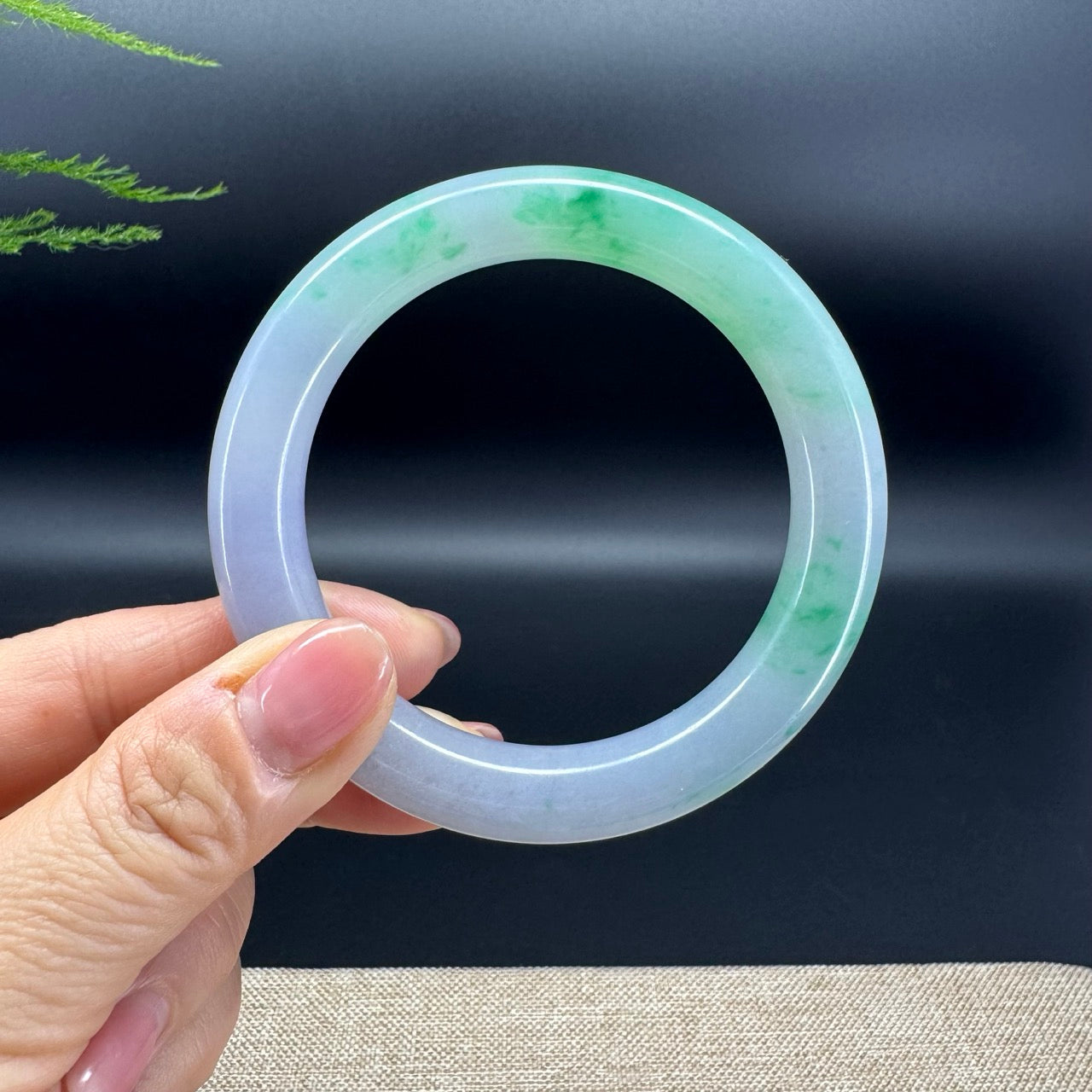 The bangle shape of the round.The bangle color is lavender spicy green.