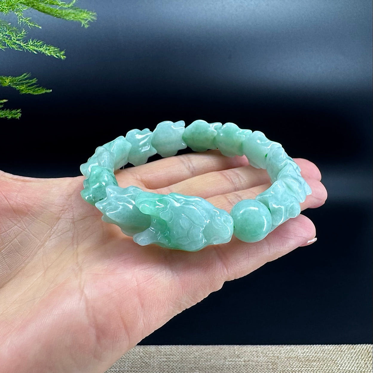The beads shape of the dragon.The beads color is apple green.