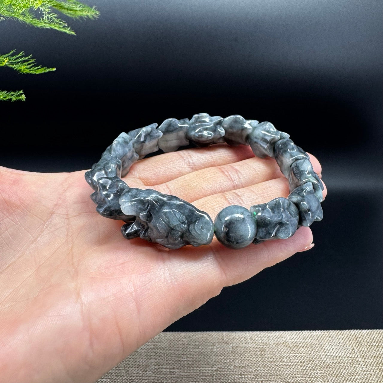 The bracelet shape of the dragon.The bracelet color is icy wuji.
