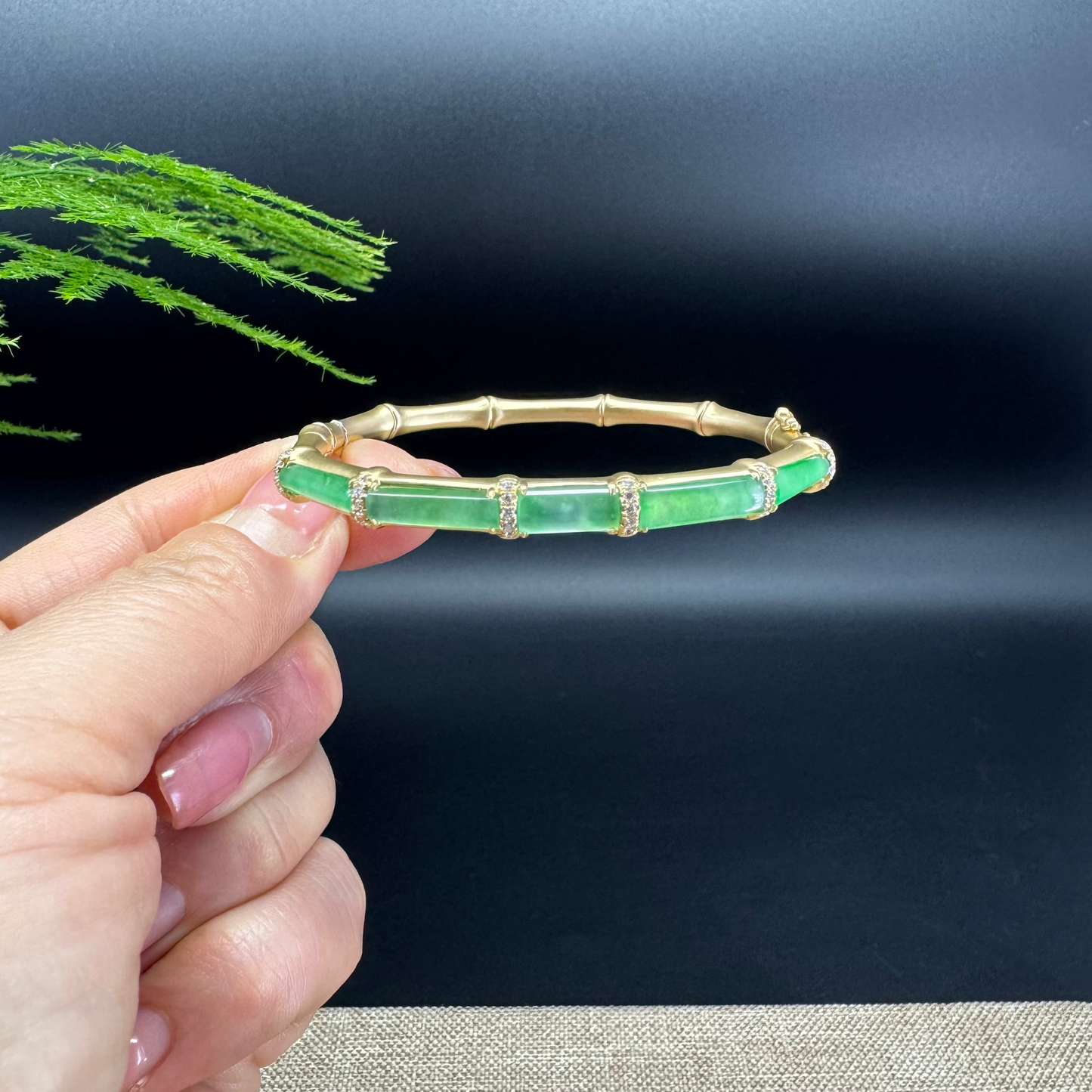 The bracelet shape of the bamboo.The bracelet color is icy green.