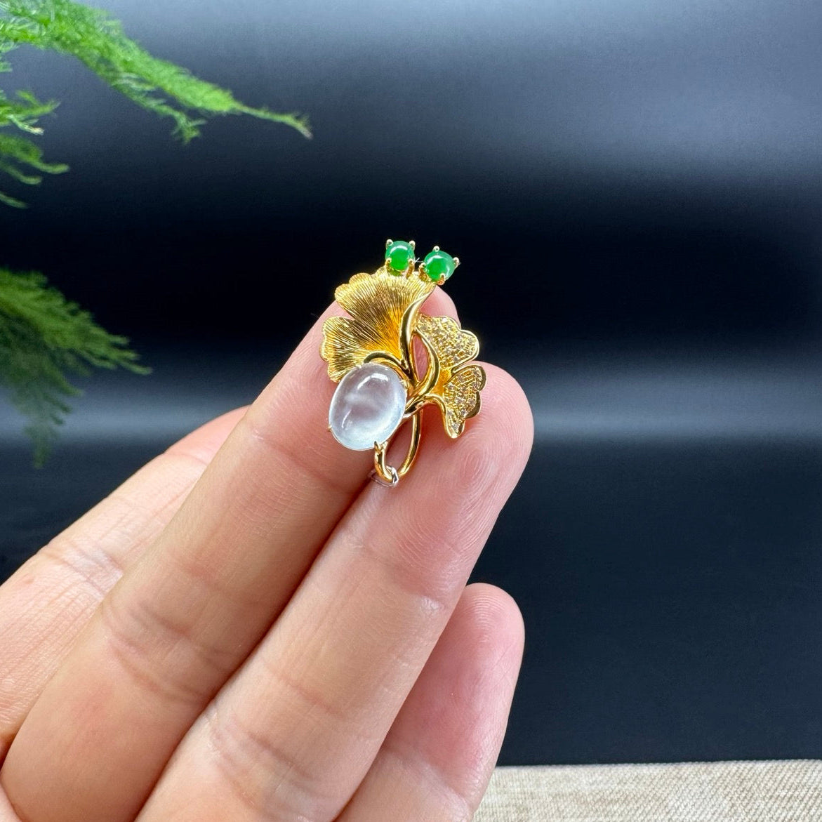 The brooch shape of the ginko leaf.The brooch color is icy.