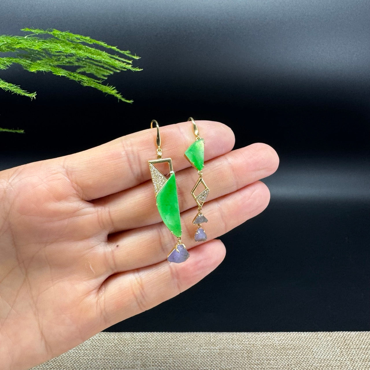 The earrings shape of the polygon.The earring colors are imperial green and purple.