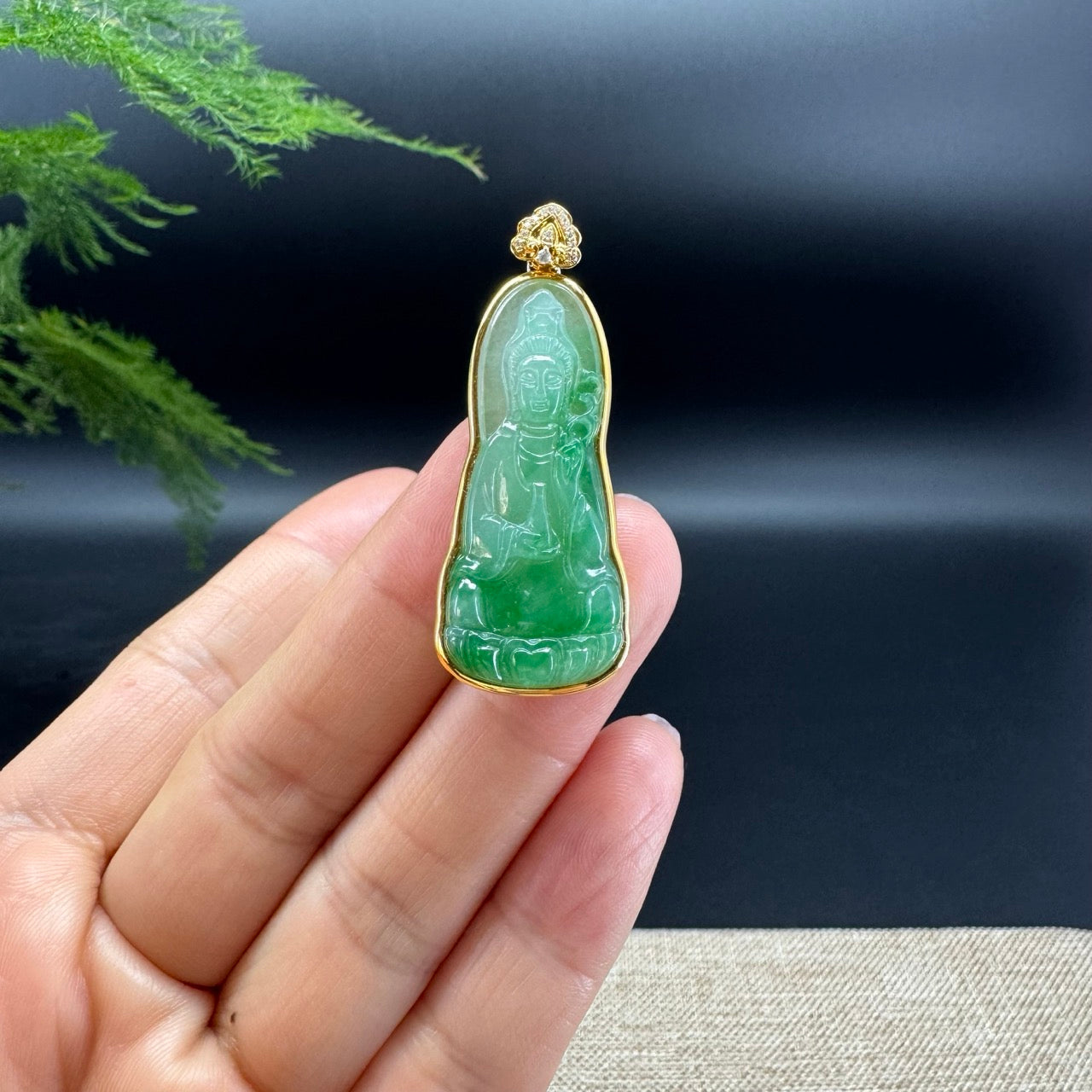 The pendant shape of the guanyin.The pendant color is spicy green.
