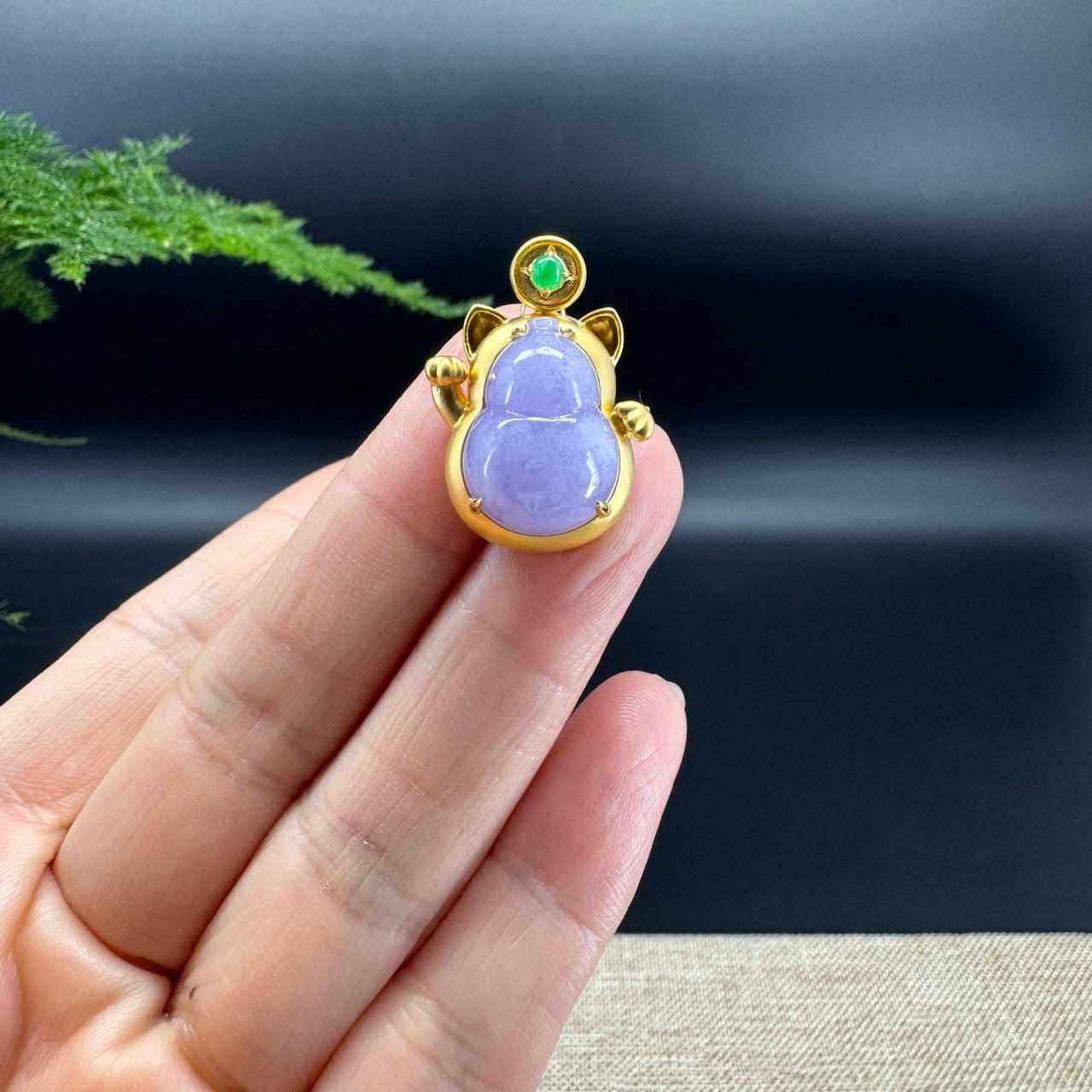 The shape of the pendant is hulu.The pendant color is lavender.