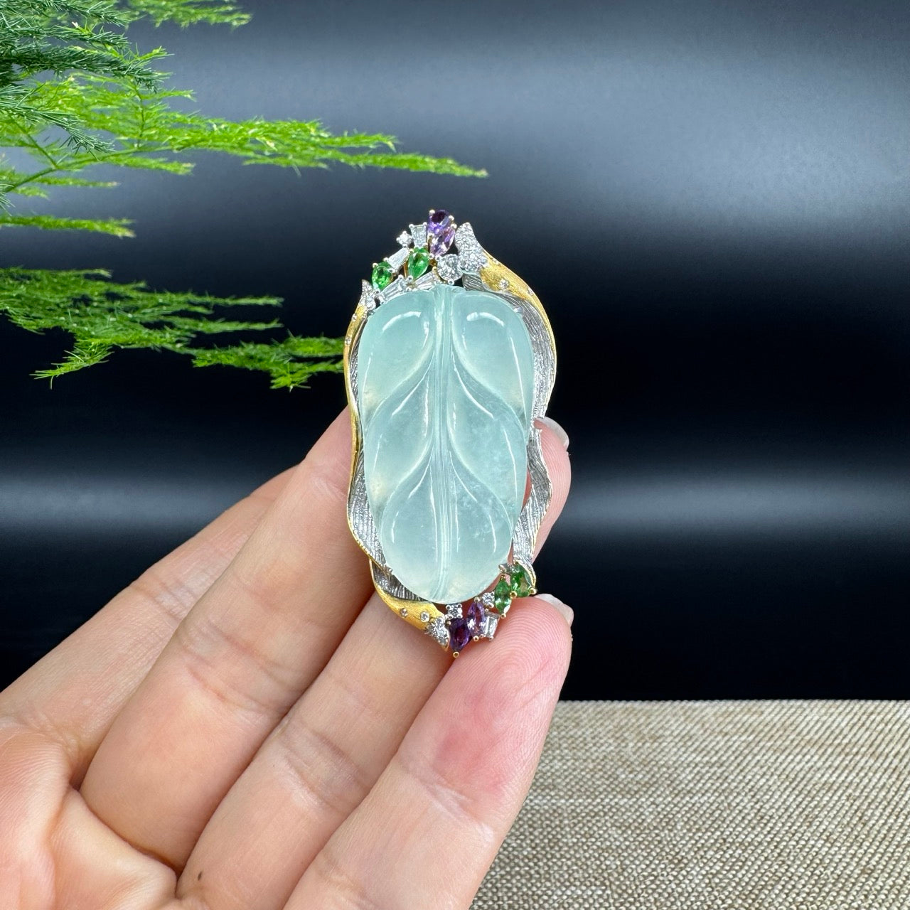 The pendant shape of the leaf.The pendant color is icy green.