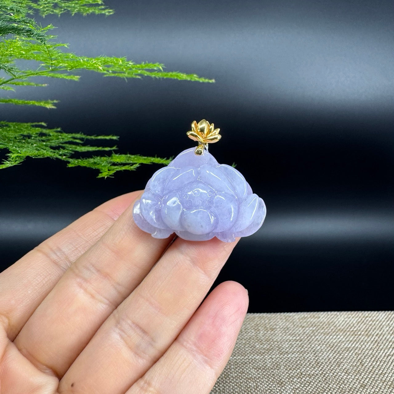 The pendant shape of the lotus.The pendant color is lavender.