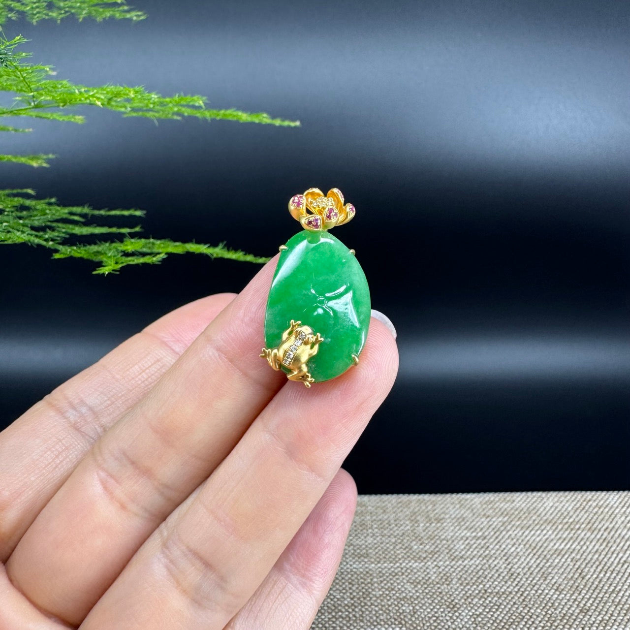 The pendant shape of the lotus leaf.The pendant color is imperial green.