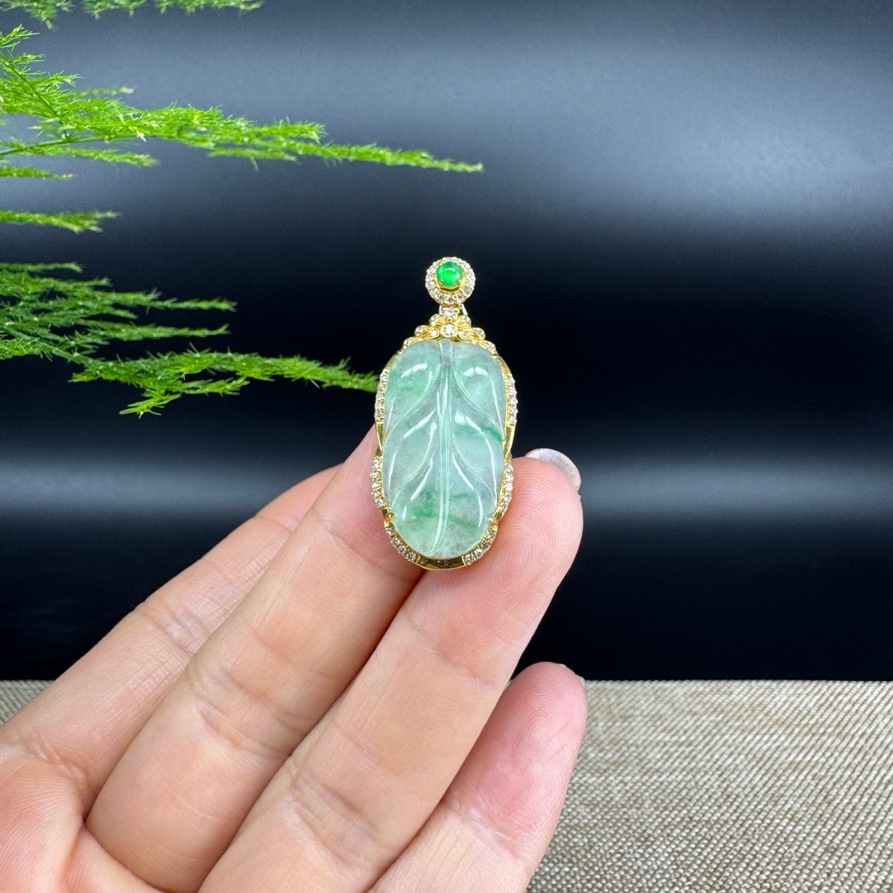 The pendant shape of the leaf.The pendant color is icy green.