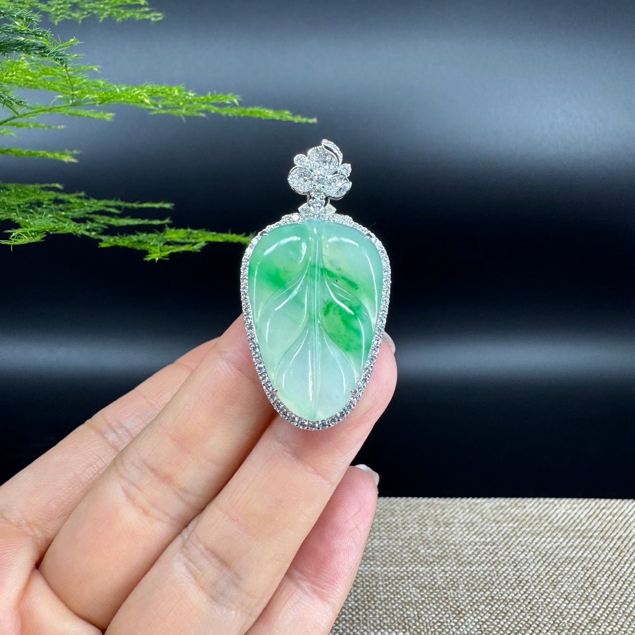 The pendant shape of the leaf.The pendant color is icy green.