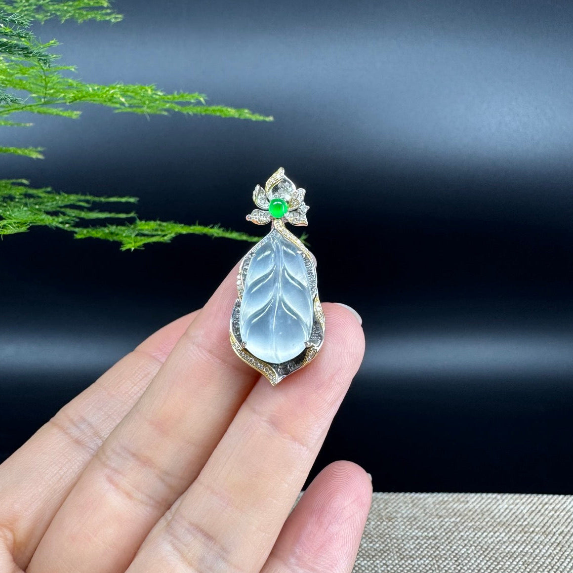 The pendant shape of the leaf.The pendant color is icy.