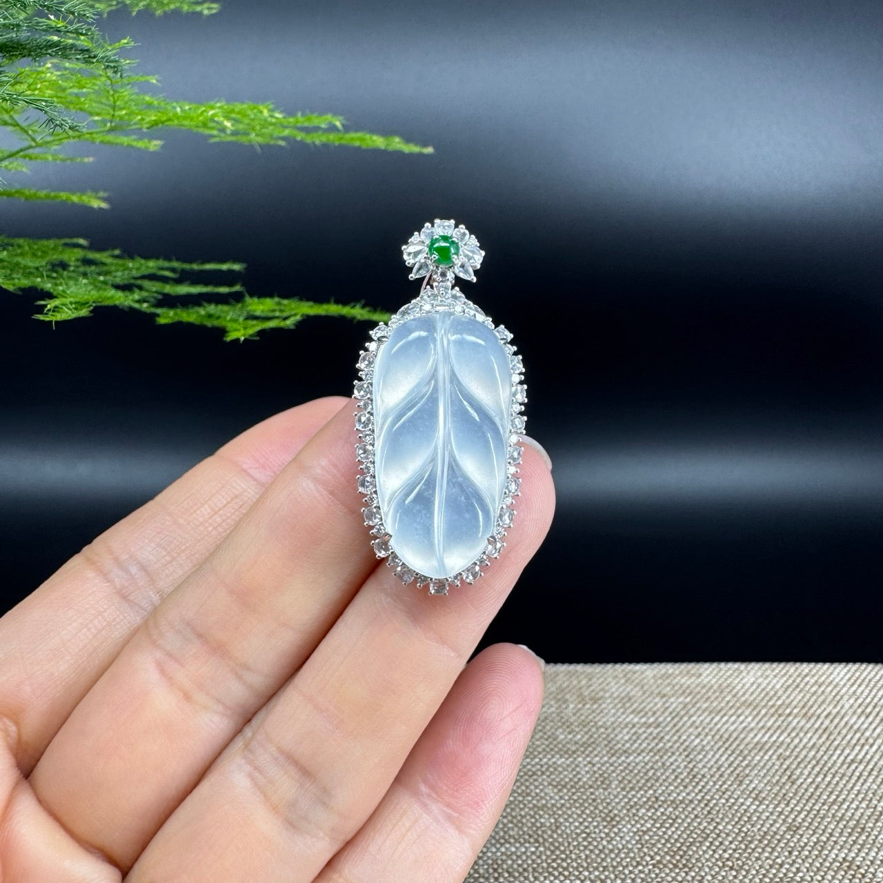 The pendant shape of the leaf.The pendant color is icy.