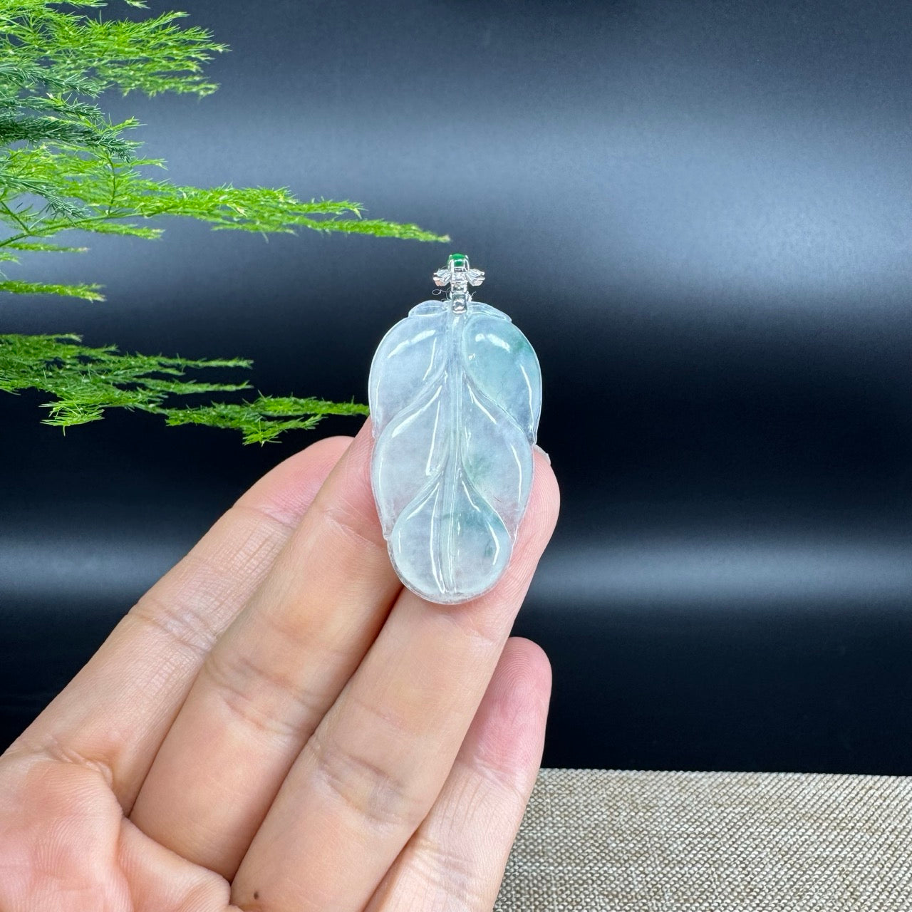 The pendant shape of the leaf.The pendant color is icy.