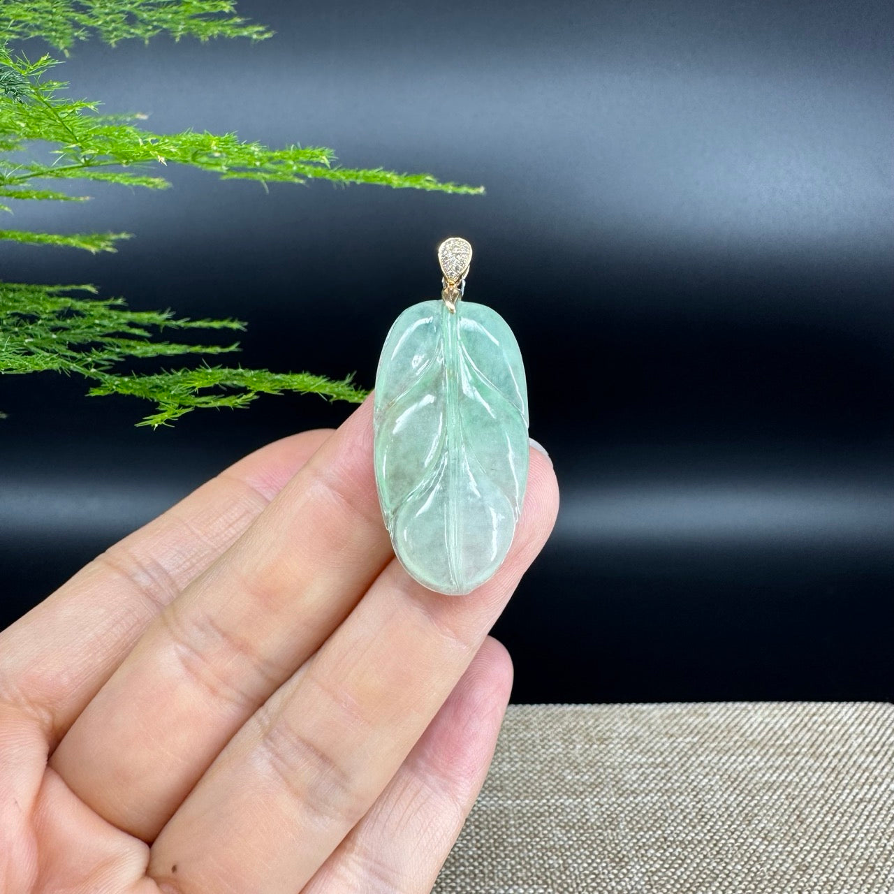 The pendant shape of the leaf.The pendant color is icy green.