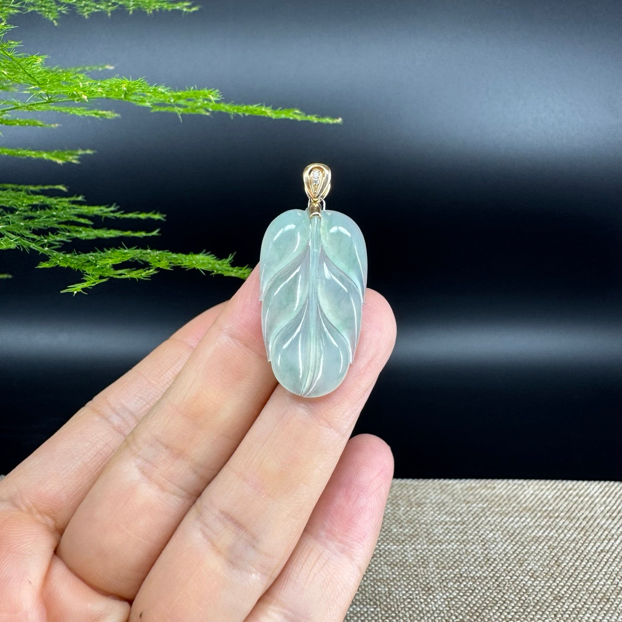 The pendant shape of the leaf.The pendant color is icy green.