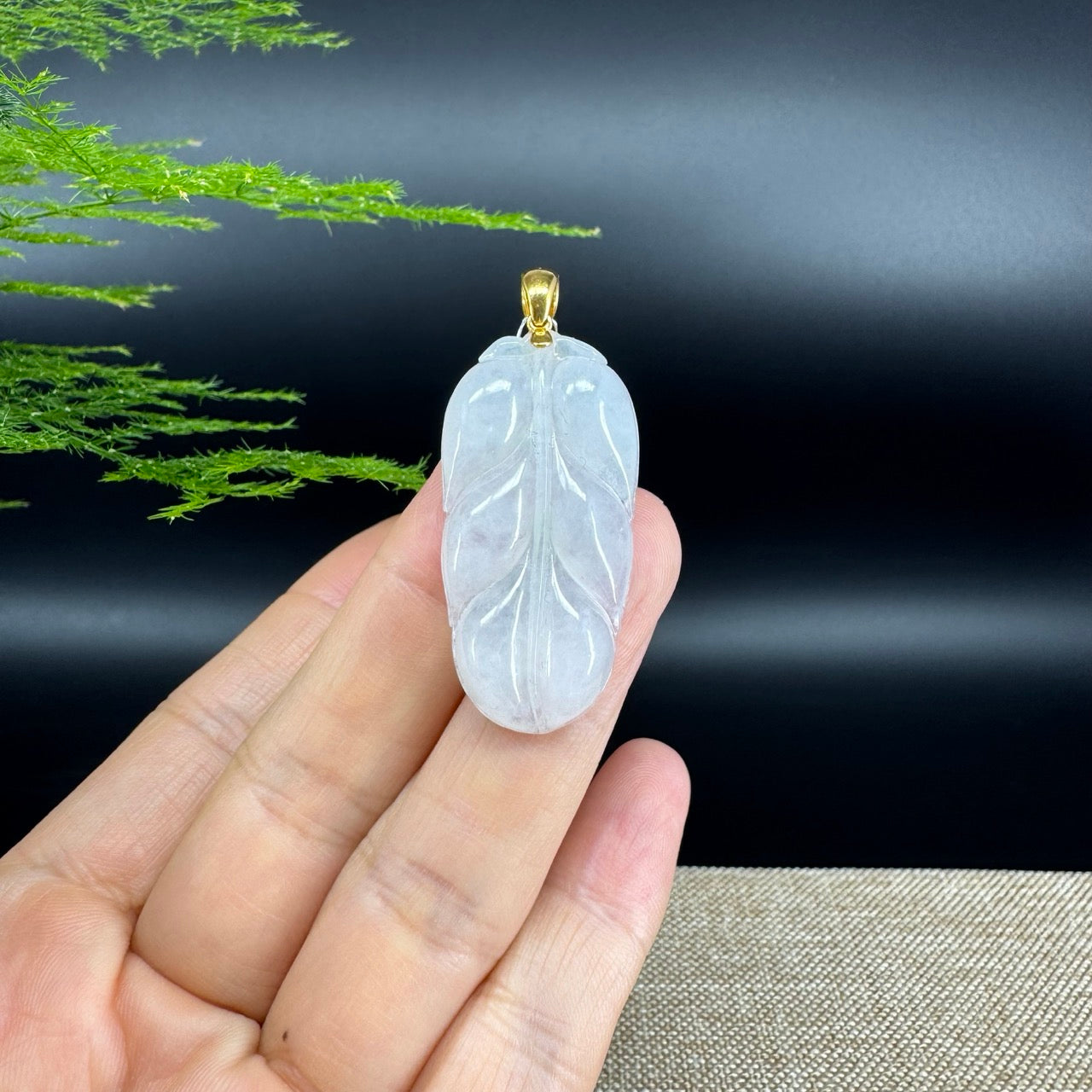 The pendant shape of the leaf.The pendant color is icy.
