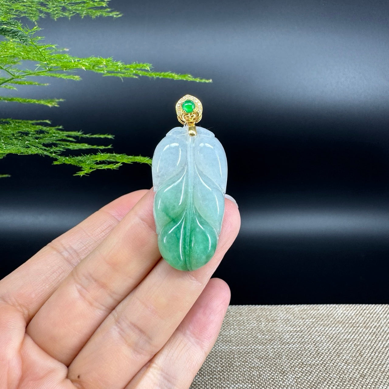 The pendant shape of the leaf.The pendant color is icy green.
