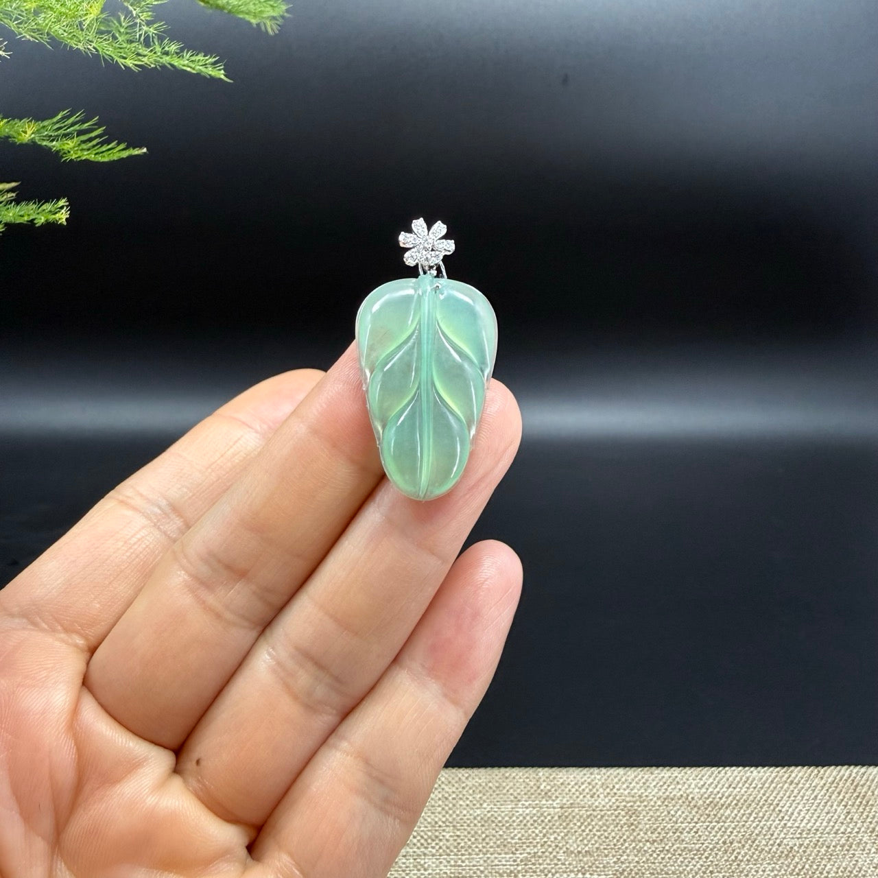 The pendant shape of the leaf.The pendant color is icy green.