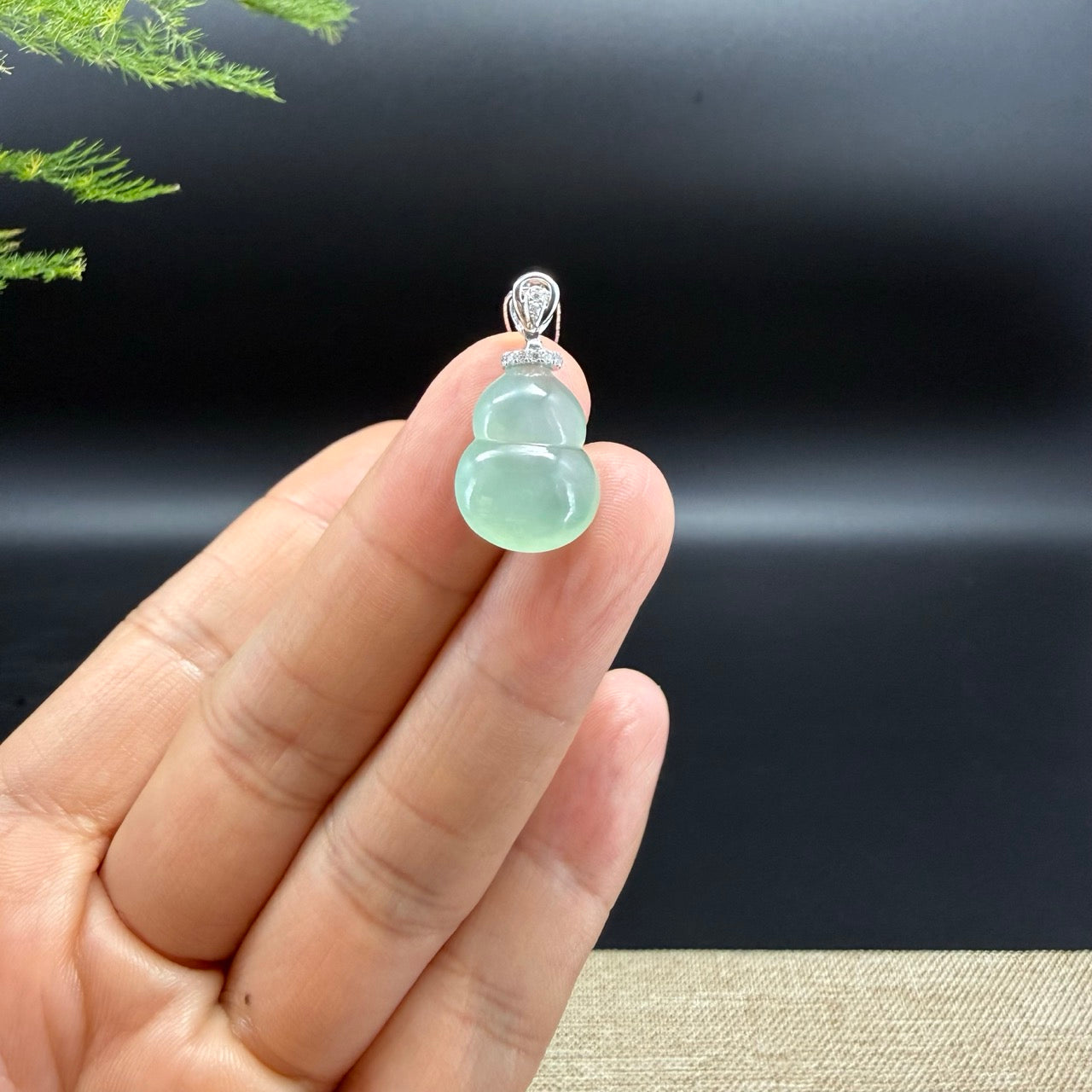 The pendant shape of the hulu.The pendant color is icy green.