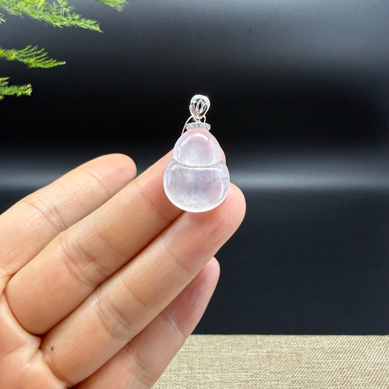 The pendant shape of the hulu.The pendant color is icy.