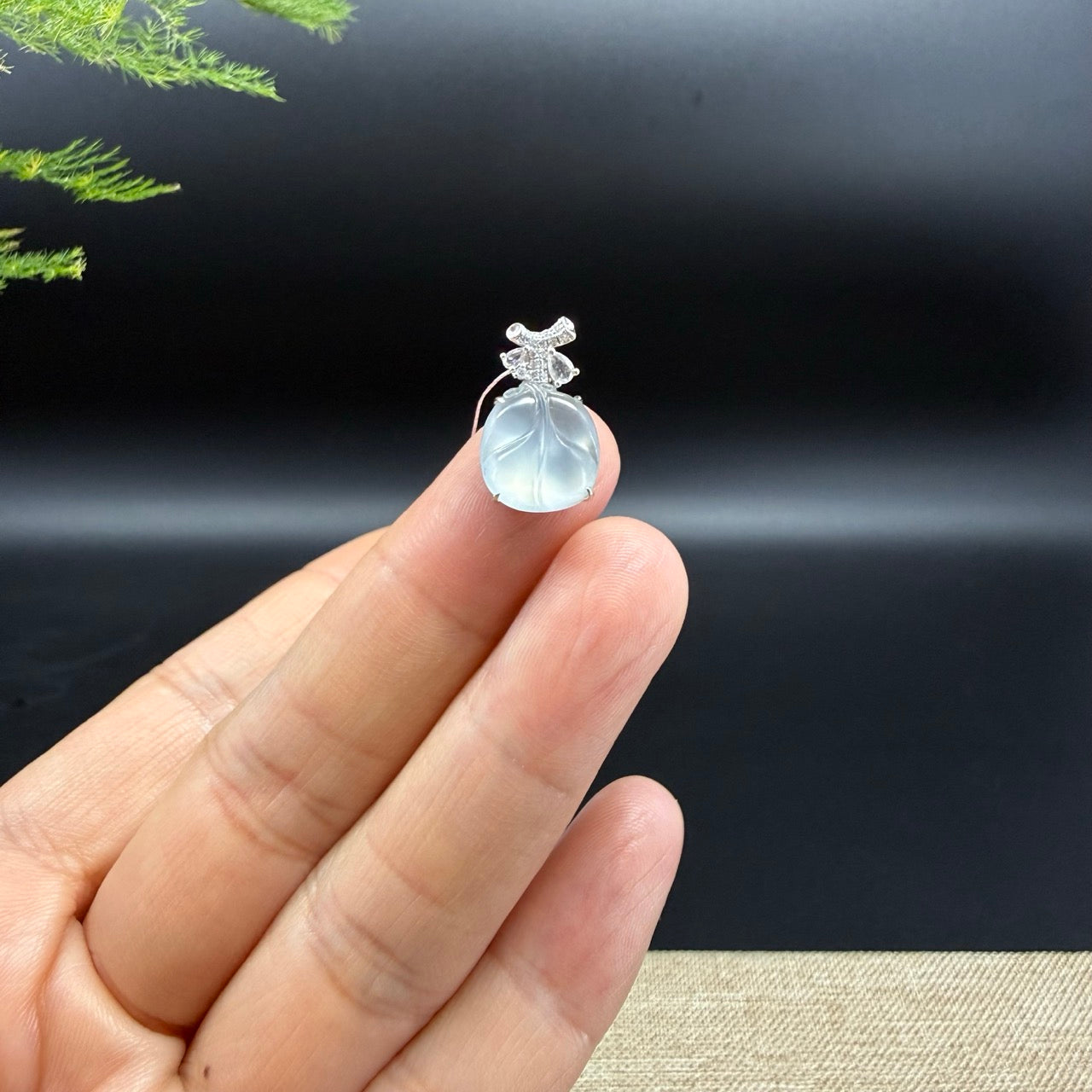 The pendant shape of the mini leaf.The pendant color is icy.