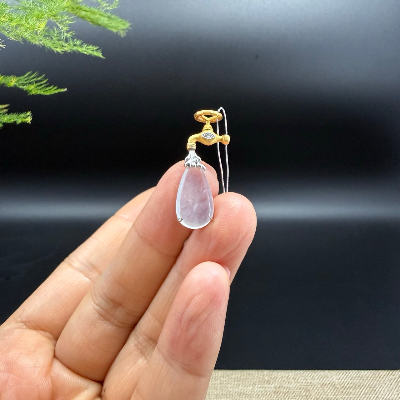 The pendant shape of the water drop.The pendant color is icy.