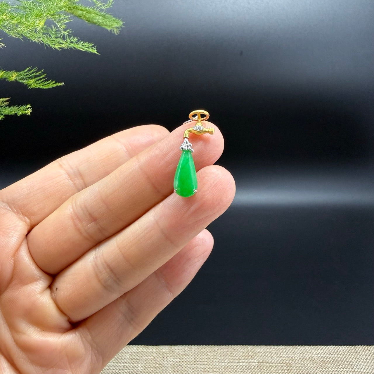 The pendant shape of the water drop.The pendant color is imperial green.