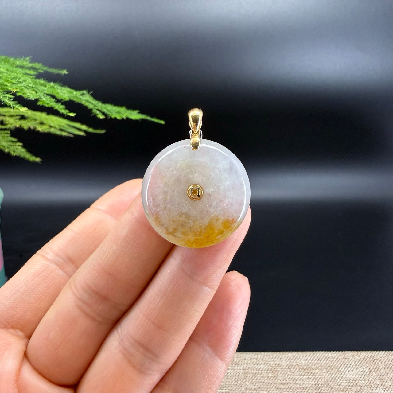 The pendant shape of the koukou.The pendant color is icy yellow.