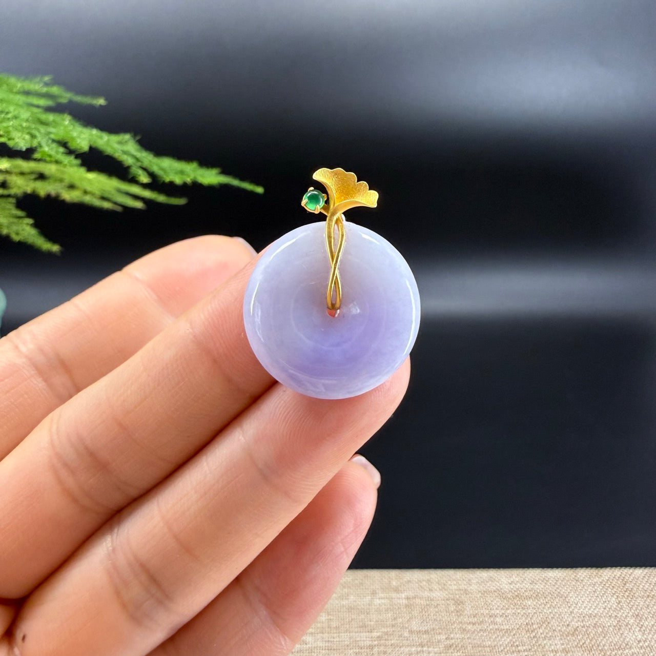 The pendant shape of the koukou.The pendant color is white lavender.