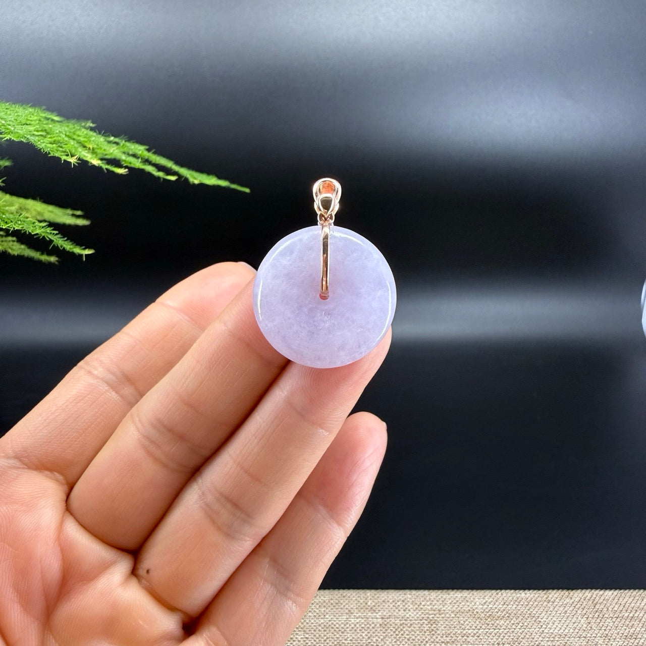 The pendant shape of the koukou.The koukou color is icy lavender.