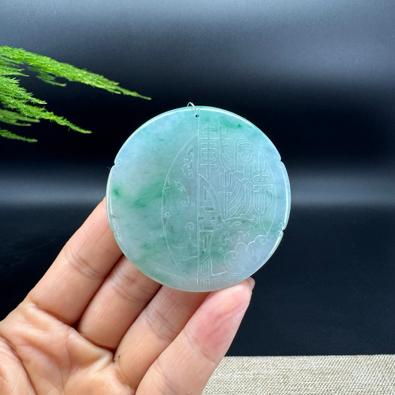 The pendant shape of the round.The pendant color is icy green
