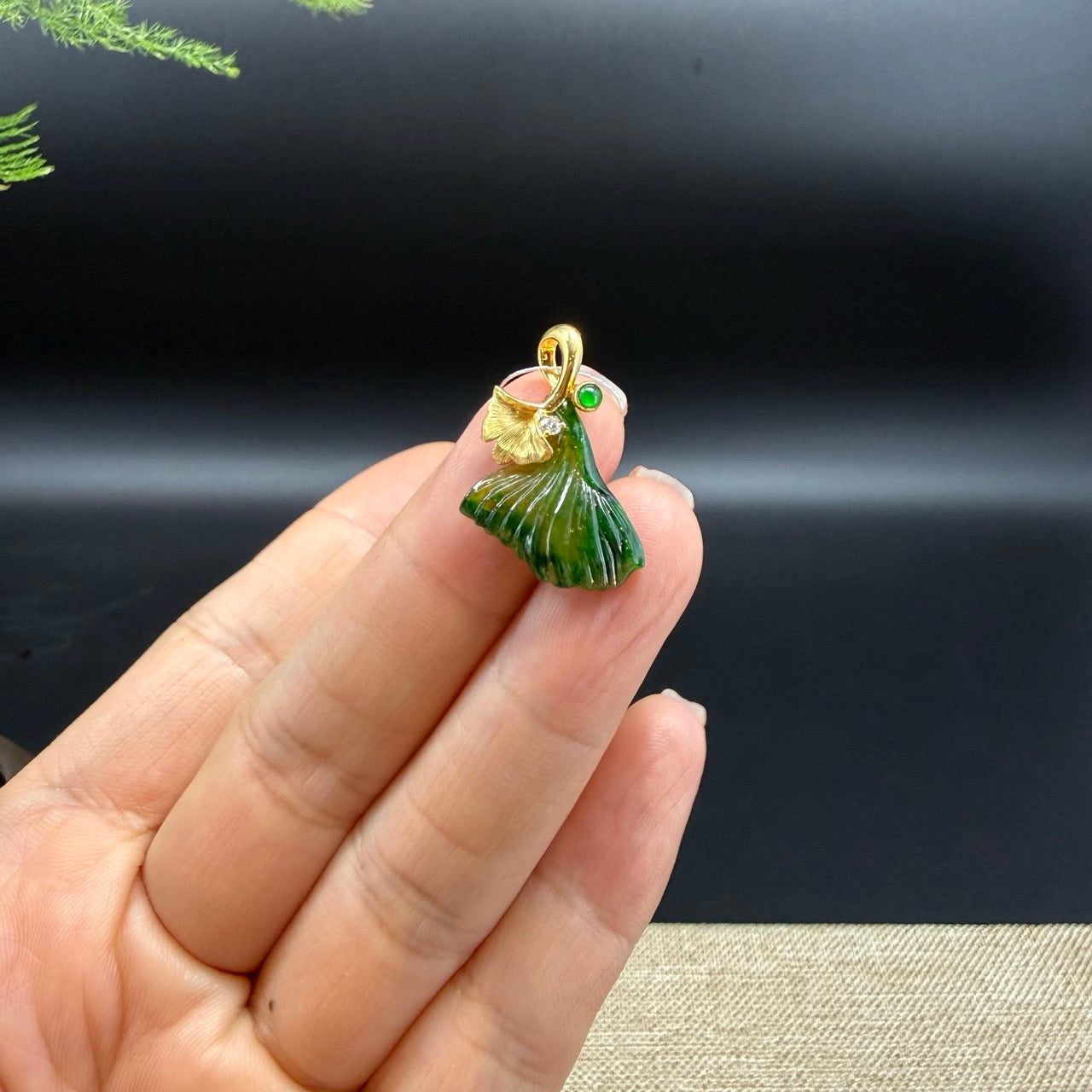 The pendant shape of the ginkgo leaves.The pendant color is imperial green.