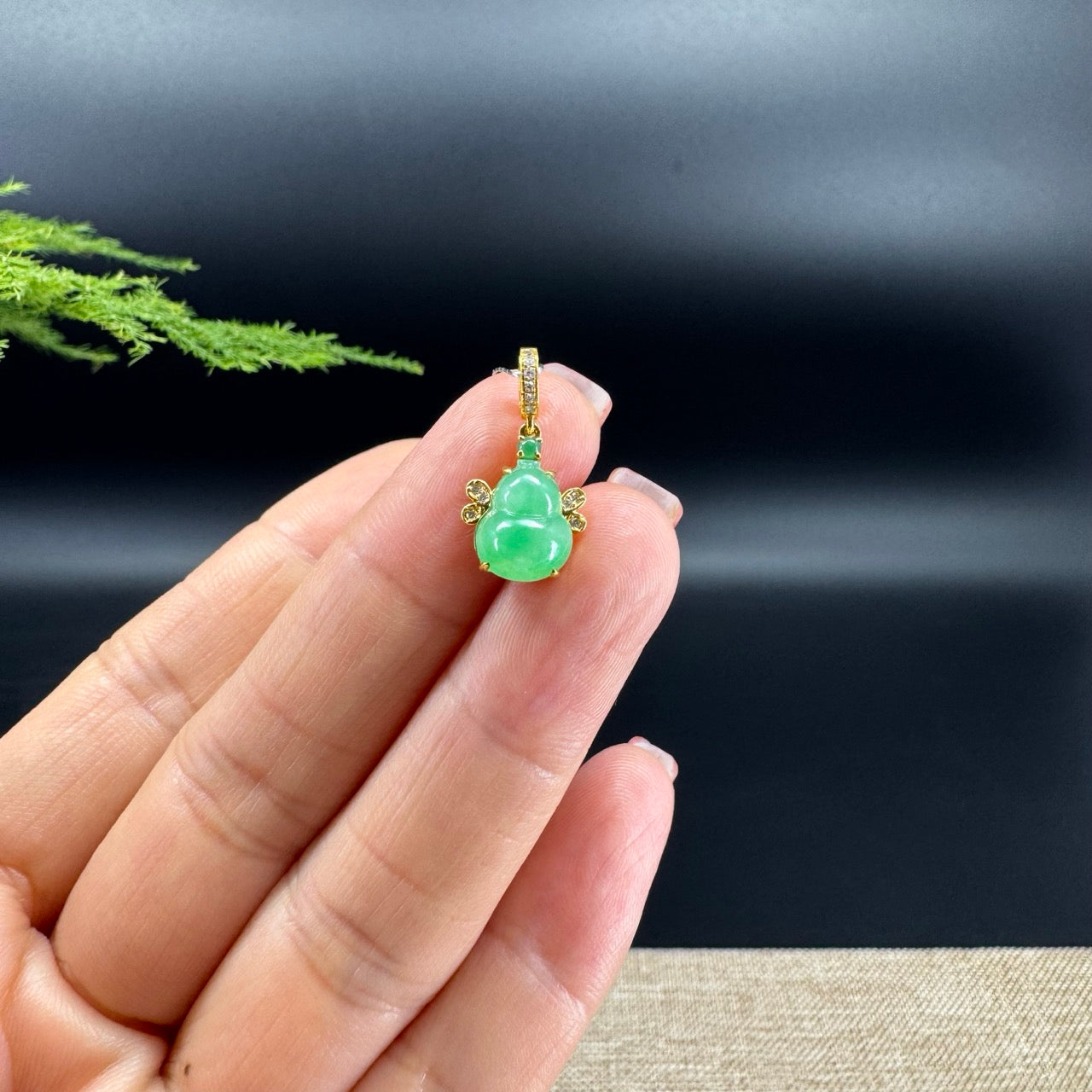 The pendant shape of the hulu.The pendant color is spicy green.