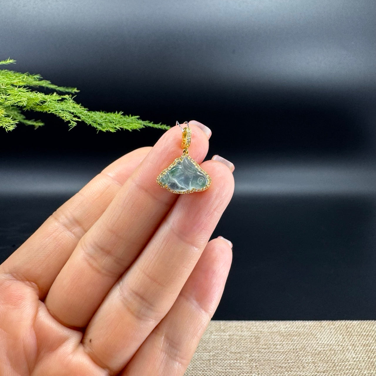 The pendant shape of the rabbit.The pendant color is icy green.