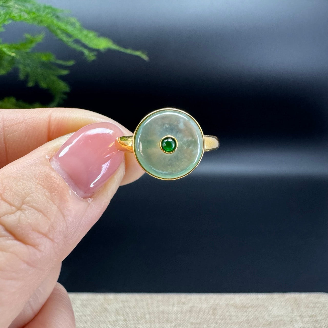 The ring shape of the koukou.The ring color is icy green.