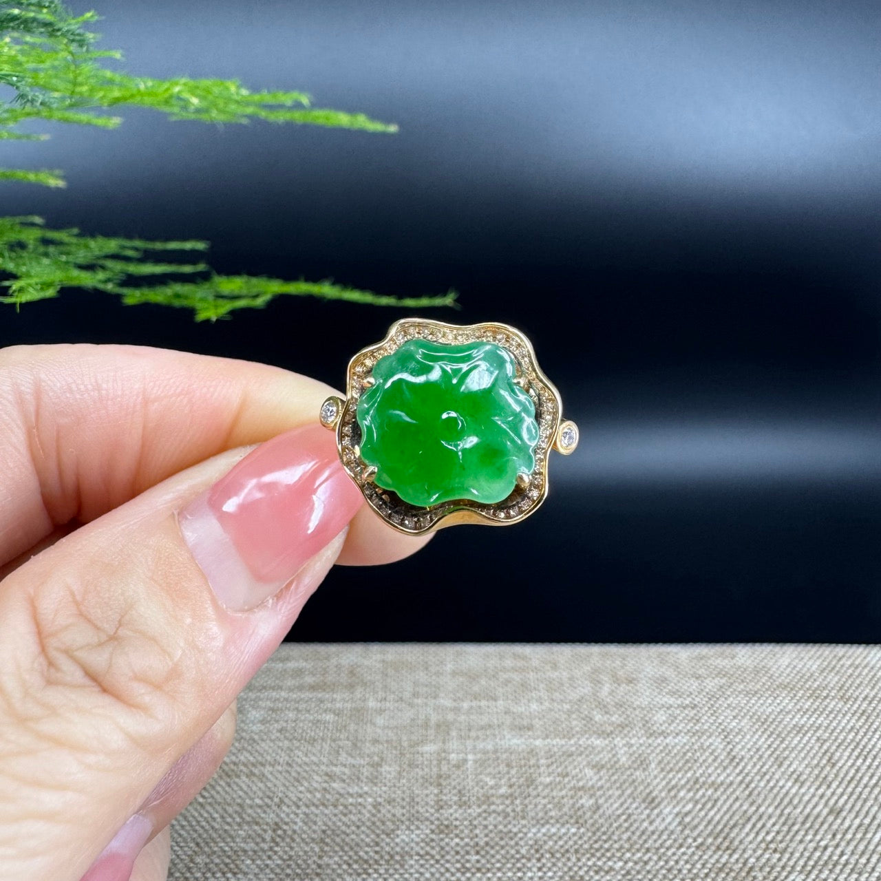 The ring shape of the lotus leaf.The ring color is icy green.