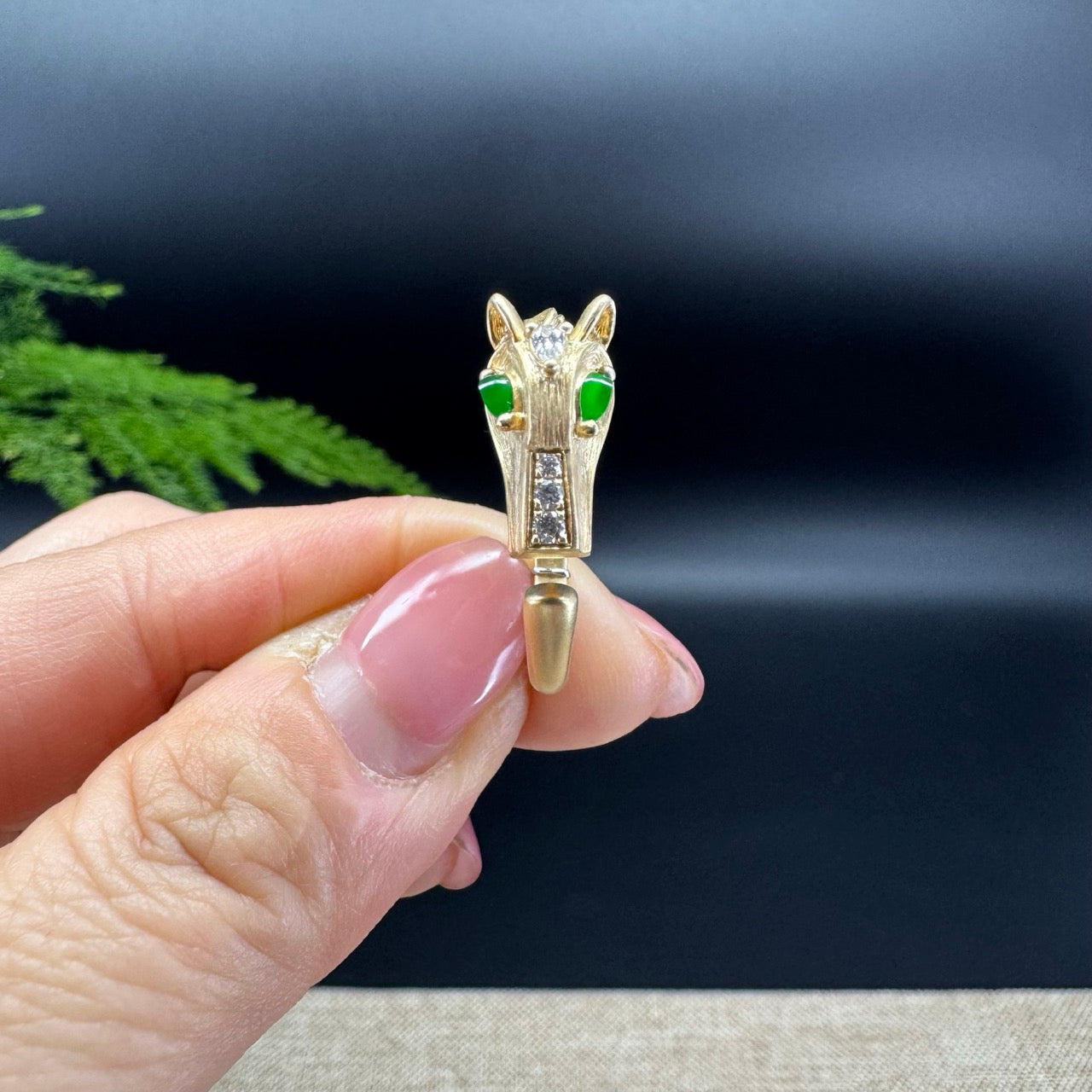 The ring shape of the dragon.The ring color is imperial green.