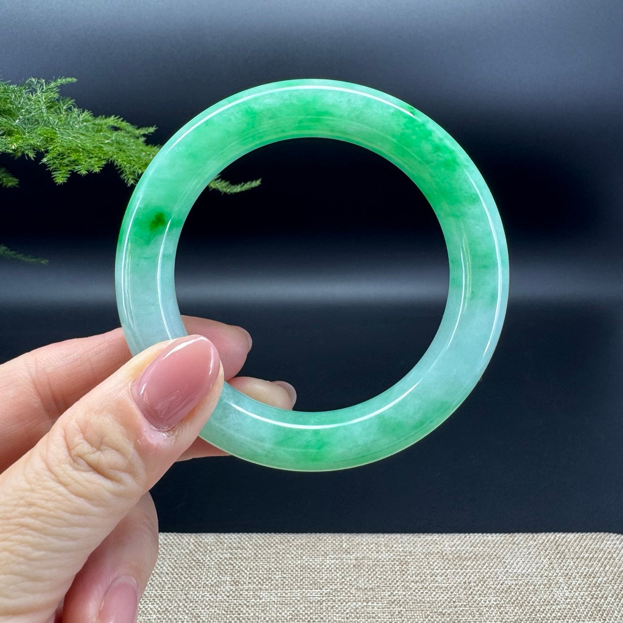 The bangle shape of the round.The bangle color is icy green.