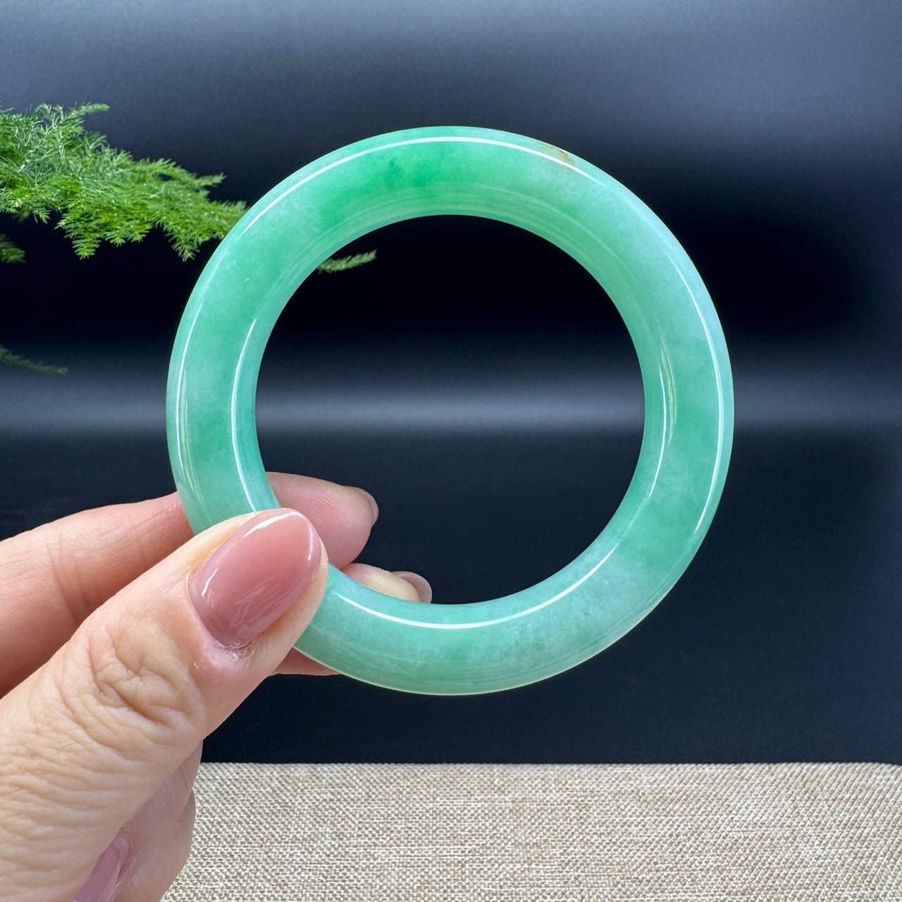 The bangle shape of the round.The bangle color is icy spicy green.